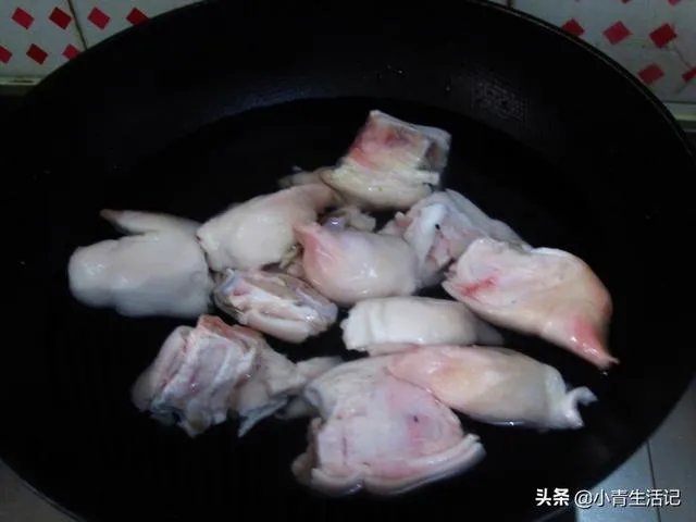 电饭煲能够煲压猪蹄吗？知道的能不能把过程写出来？