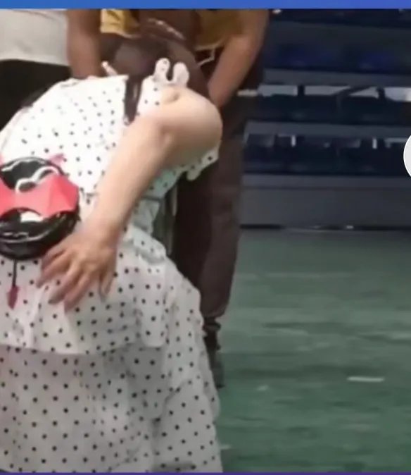 公司回应发员工证件时随手扔地上 随手扔证件是管理失职