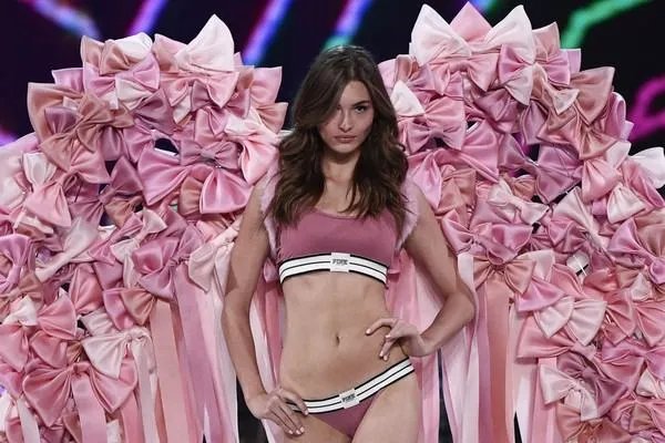 完美身材对超模来说是基础，维密对超模的身材要求到底有多严格？