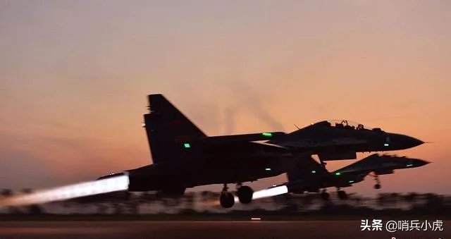 战斗机后轮着地,前轮抬起,如何分辨它是在起飞,还是在降落?