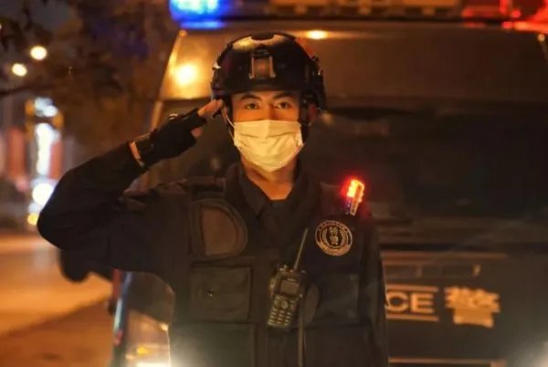 上海两男子冒充警察被市民围堵，假扮警察合法吗？