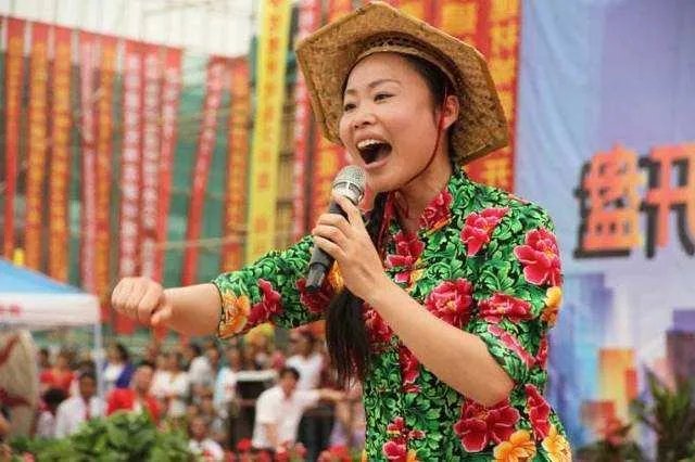 有人说电视上看不见“草帽姐”了,她的近况怎么样?