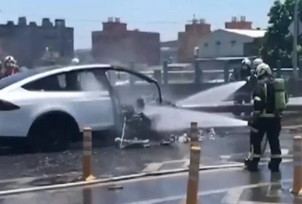 又是特斯拉！林志颖离奇车祸原因成谜，警方对林志颖车祸有何见解？