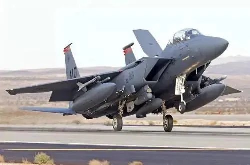 战斗机后轮着地,前轮抬起,如何分辨它是在起飞,还是在降落?