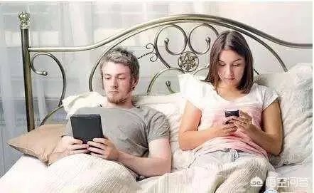 晚上睡前夫妻二人各自看着自己的手机，是什么心理？