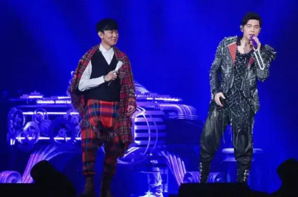 林俊杰过40岁生日，周杰伦带娇妻昆凌现身，他们之间有着怎样的深厚友谊？