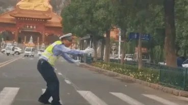 交警跳跃式接小朋友过马路，这个举动原意是什么？