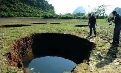 东莞大朗镇一路口突发地陷之后有无造成车辆被埋?