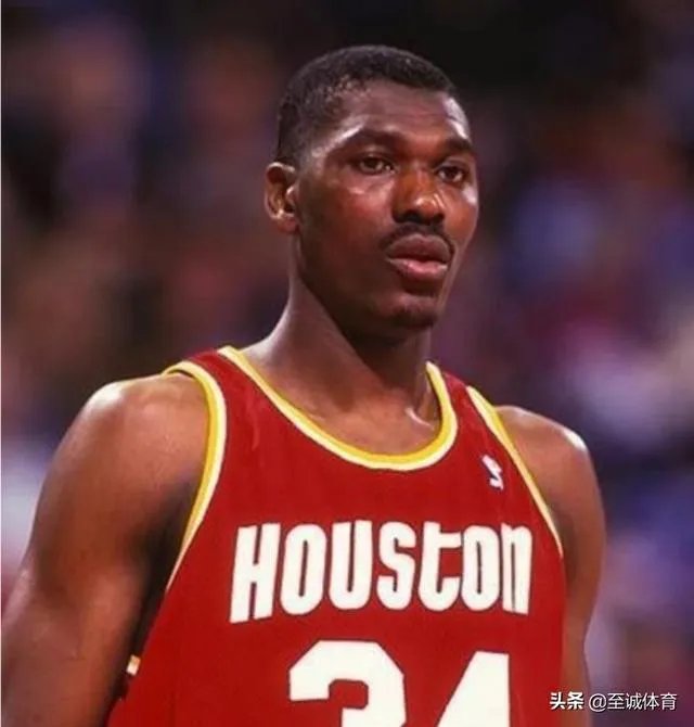 乔丹在打不过活塞时，选择和同届的奥拉朱旺抱团，可以几个冠军？