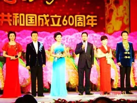 关于举办庆国庆60周年红歌大家唱，作为主持人，跪求开场白和结束语、、、