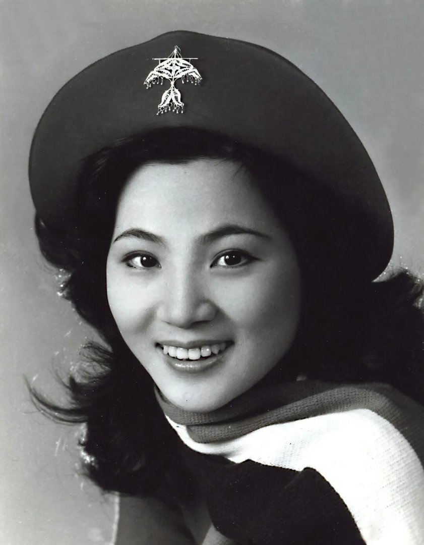 帽子天后凤飞飞为什么总戴帽子？