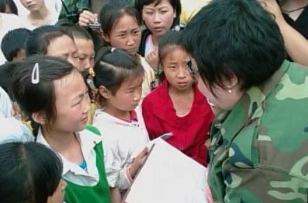 韩红49岁至今未婚,为了公益几乎倾家荡产,她到底为了什么?