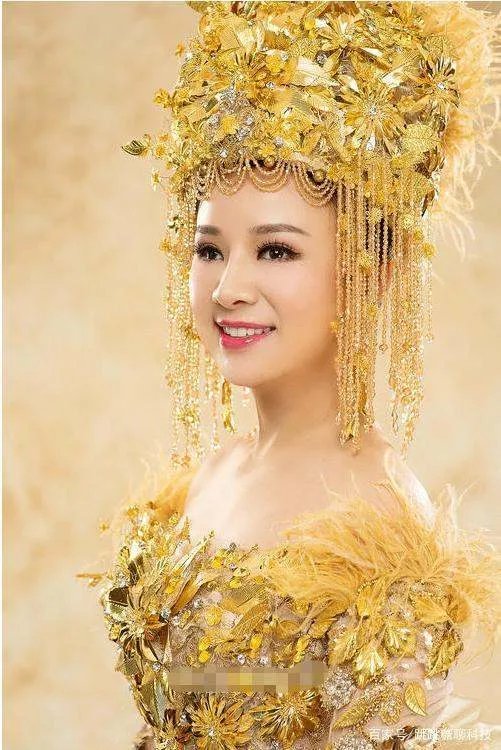 她曾获星光大道冠军，双目失明成当红歌手，婚后成幸福人妻，她是谁？