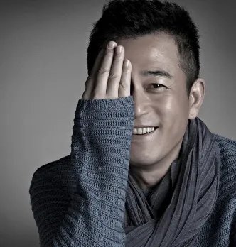 为娶张歆艺丢弃原配，与儿子闹翻的王志飞，后来怎样？