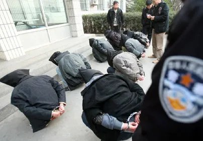 广西街头，5名男子看不惯情侣秀恩爱实施抢劫，这属于什么犯罪行为？