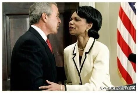 卡扎菲心中女神赖斯，地下室出生从政15年，为何受2位美国总统信赖？