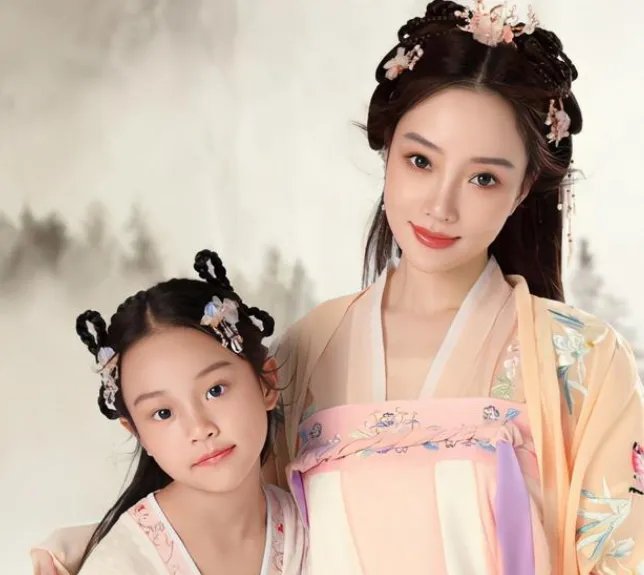 贾乃亮李小璐为女儿庆生，母女俩旗袍造型好淑女，少女初长成，你心动了吗？