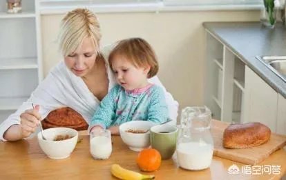 孩子总是要坐在家长腿上吃饭，怎么让他改正？