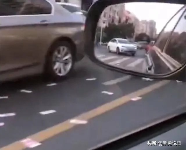 福建一男子一时冲动，当街撒10万现金，一地钞票遭哄抢光后才后悔，对此你怎么看？