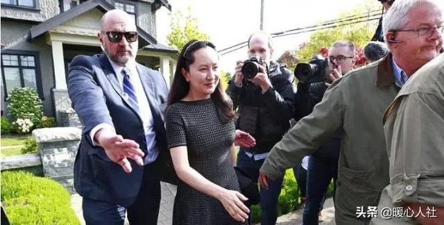 孟晚舟出庭时身边有不少随行的人是什么身份？又说明了什么问题？