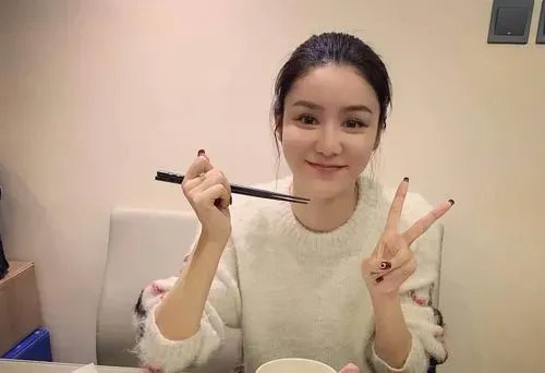 林峯张馨月携女儿格格出游，张馨月是一位好母亲吗？