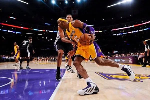 湖人大胜勇士以后，两人首发阵容究竟怎么样？