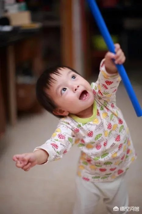 摄影师怎样拍出一幅桀骜不驯顽童图片？