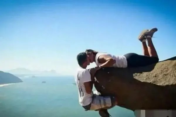 4人在悬崖边脚踩巨石用力摇晃，这样的地方为何会成为网红打卡点？