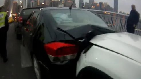 6旬老人行车途中突发低血糖失去意识致6车追尾是怎么回事？