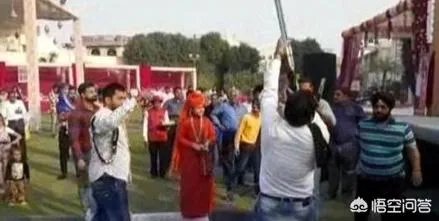 印度结婚迎亲时亲友开枪庆祝，新郎却爆头惨死，你怎么看？