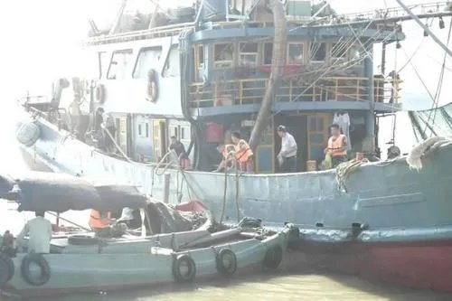 江苏盐城一渔船翻沉，到底是什么原因导致翻船的？