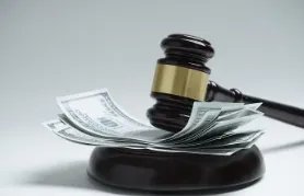 百万劳斯莱斯26万卖！假富二代租豪车倒卖落网，他将需承担哪些法律责任？