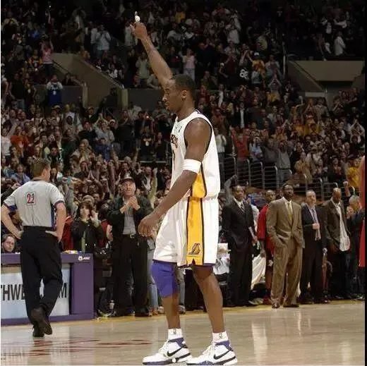 如何看待湖人要为科比立雕像，那个动作更好？