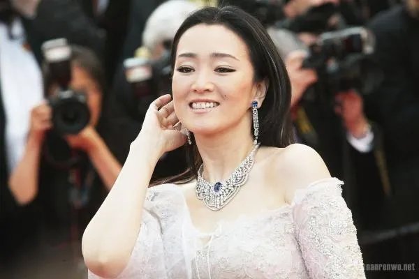 如何评价巩俐在第76届威尼斯电影节走红毯时的表现？