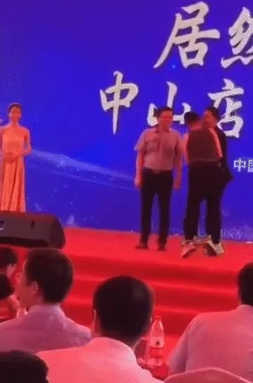 任达华3厘米刀伤图:有网友称是捅老板但捅错人了