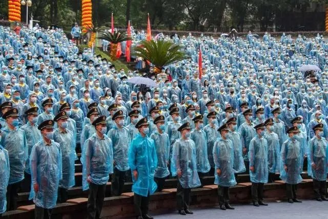 毕业典礼突逢大雨，重庆大学校长致辞竟只说了标题？