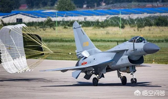 战斗机后轮着地，前轮抬起，如何分辨它是在起飞，还是在降落？