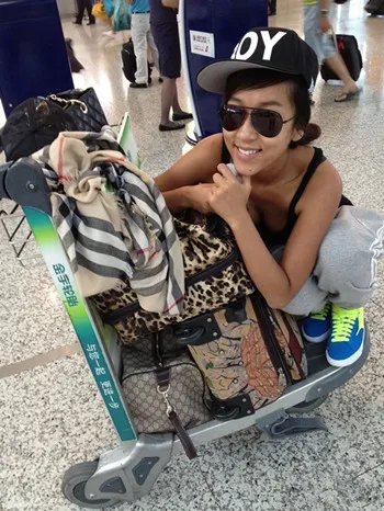 吉克隽逸背景究竟如何 其生活并不像自己所说的那样艰苦