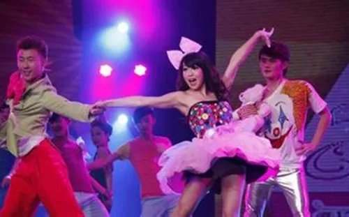 郭书瑶舞林大会献热舞  舞姿妖娆素有宅男女神称号