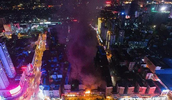 湖南轻纺市场发生火灾 现场火光冲天