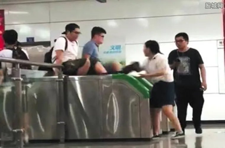 乘客集体跳闸逃票 乘客逃票画面曝光网络引热议