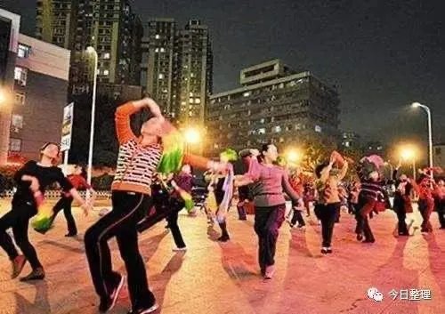 一小区居民出招放“神曲”对峙广场舞，以毒攻毒有用吗？