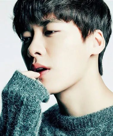 李易峰晒帅气自拍欣赏  内幕报李易峰吴昕暧昧证据