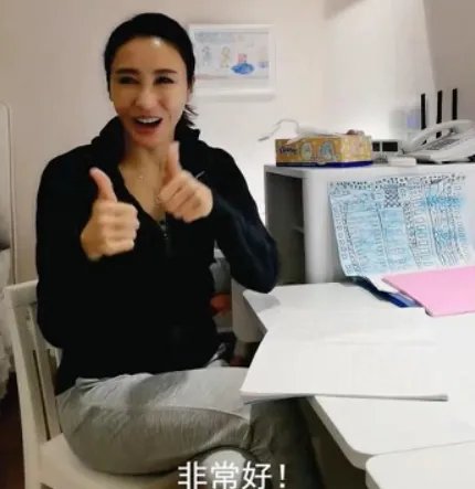 黎姿辅导女儿功课变猫妈，49岁的她是怎样兼顾家庭与工作的？