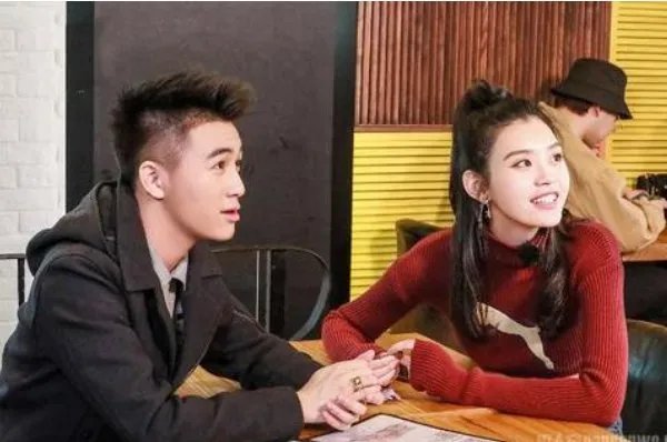 奚梦瑶和何猷君约会被偶遇，走路不停看肚子疑似怀二胎，你看好他们两个吗？