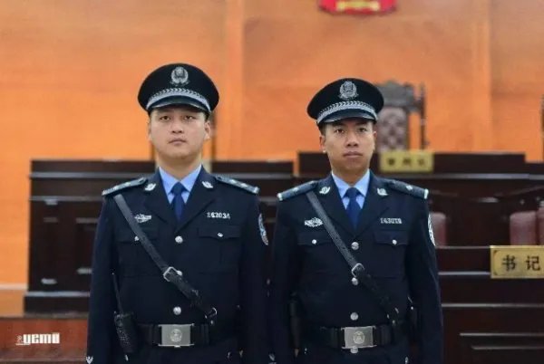 上海两男子冒充警察被市民围堵，假扮警察合法吗？