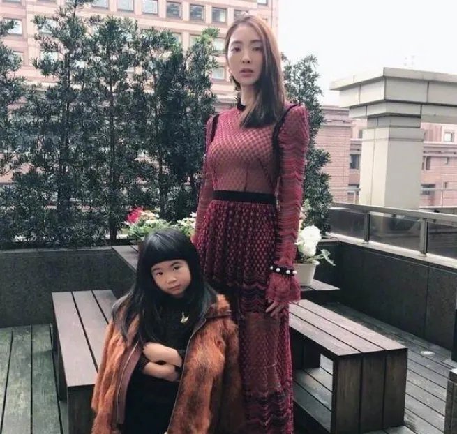 曹格女儿Grace大变样，姐姐这般容颜还会有人说她丑吗？