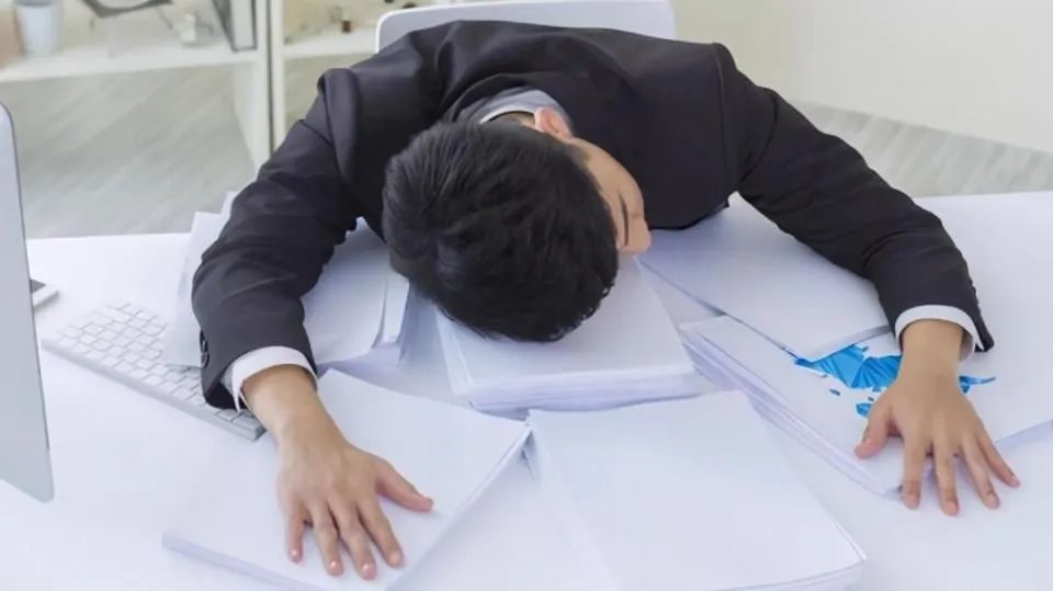 一名厨师为泪奔程序员煎百分爱心餐，此事中透露出了哪些问题？