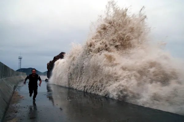 台风“环高”进入南海，台风天气应该注意什么？