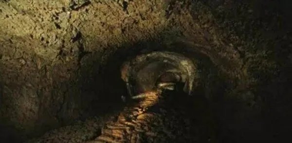 尸骸遍地走3小时无尽头的重庆洞穴，隐藏了什么秘密？